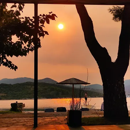 Aparthotel Flisvos Seaside 3*